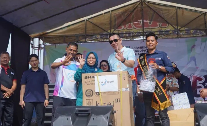 Kepala Cabang  Bank Nagari Dharmasraya Rusdi menyerahkan doorprize kepada peserta pada kegiatan Car Free Day Dharmasraya. Dukungan ini menjadi bagian dari upaya mendorong perputaran ekonomi dan keterlibatan UMKM dalam event publik.